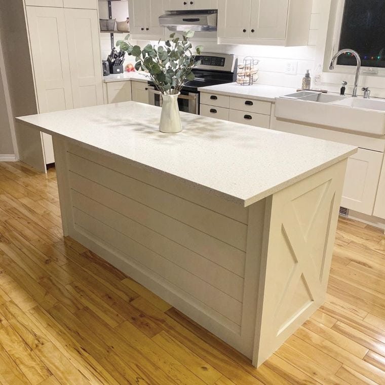 Charming Country-Style Kitchen Island