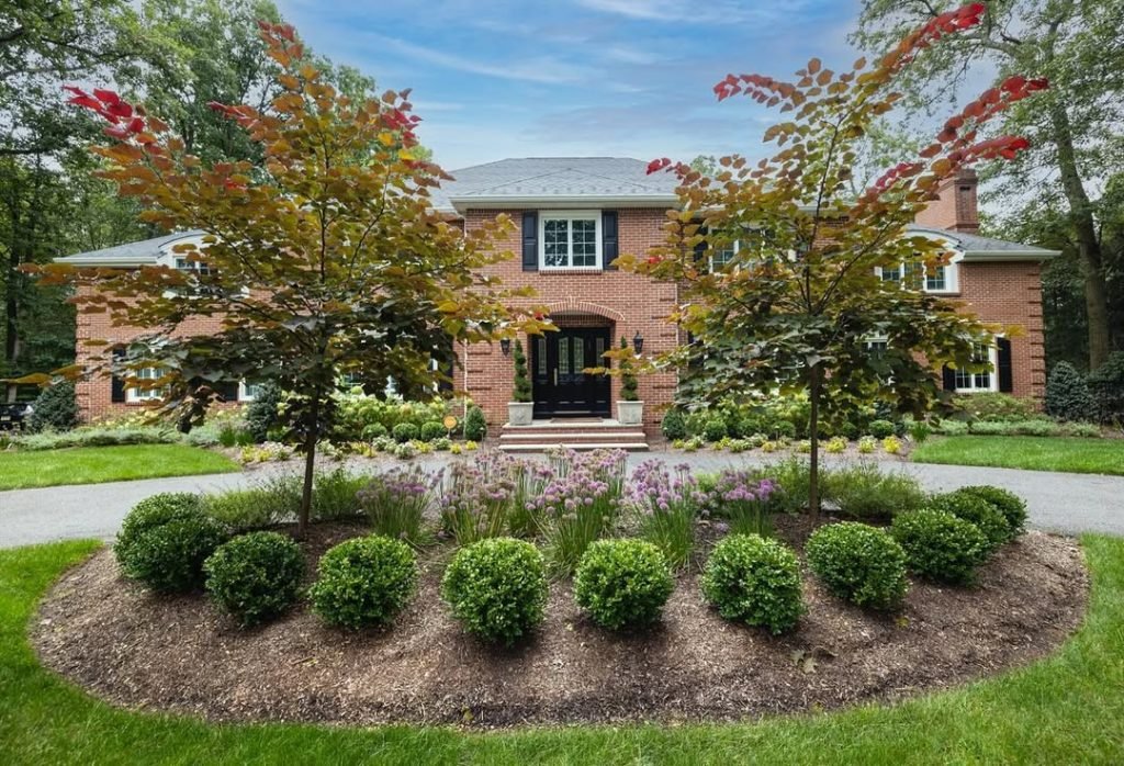 Circular Garden Design Excellence