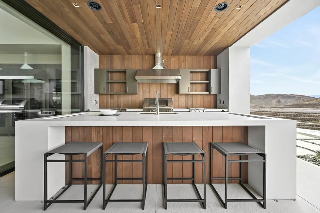 Dramatic Desert-Inspired Kitchen