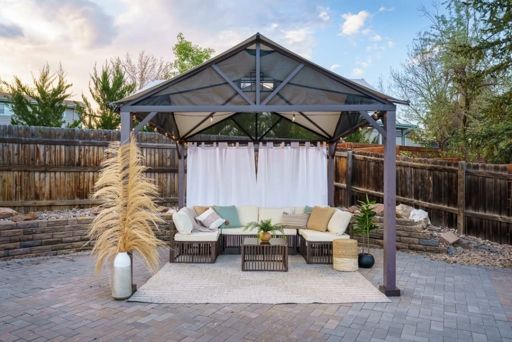 Sleek Outdoor Lounge Design