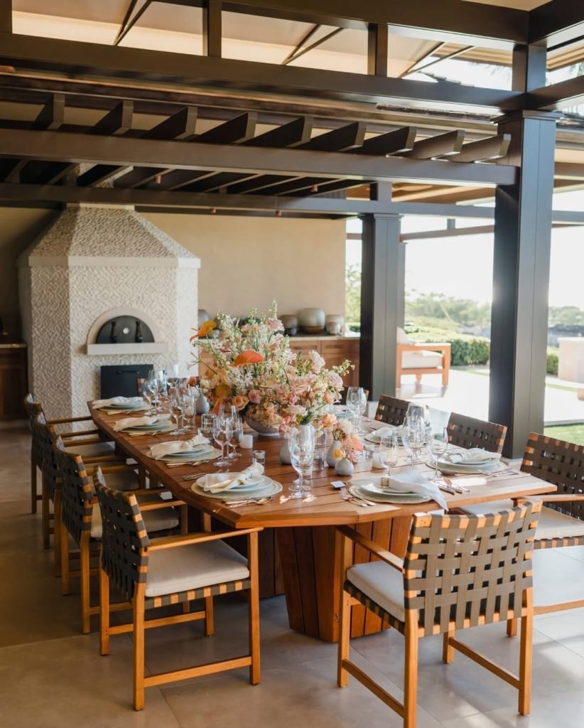 Contemporary Outdoor Dining Area