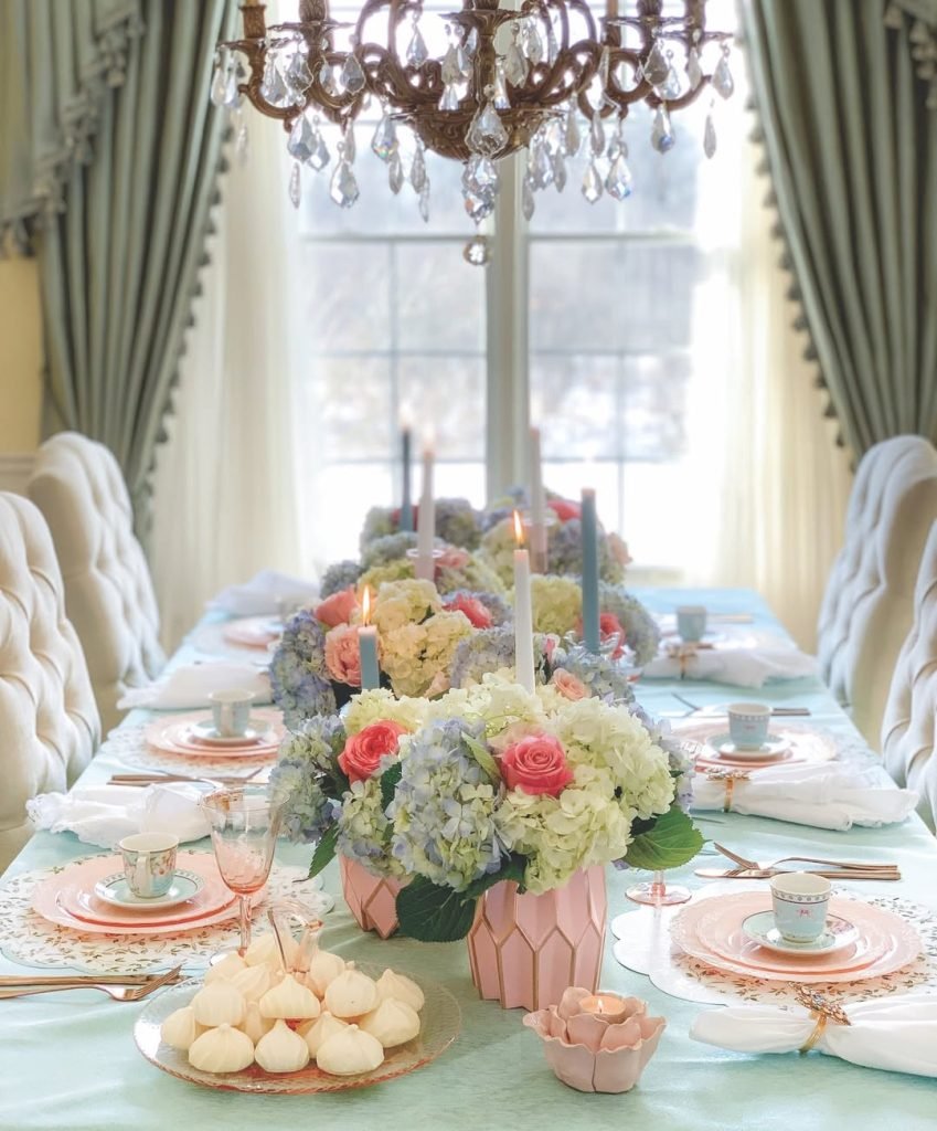 Elegant Dining with Chandeliers
