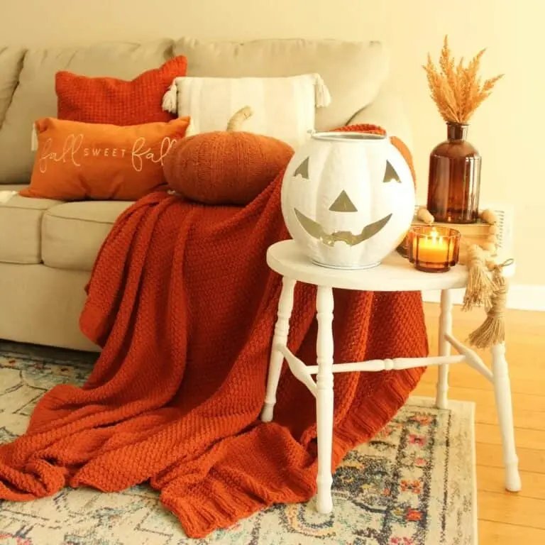Bright Accents in Neutral Space