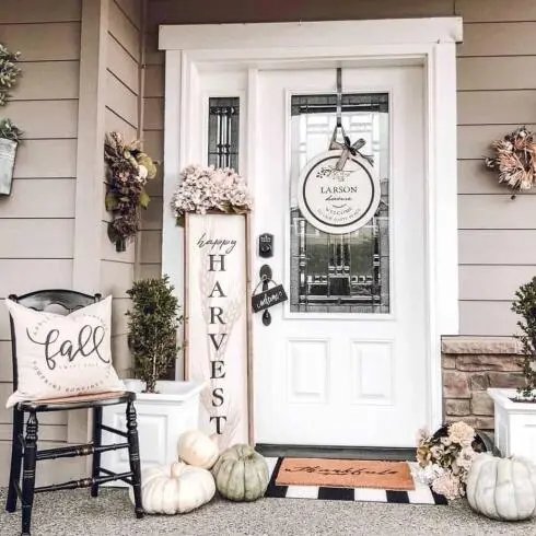 Layer with Signs and Décor