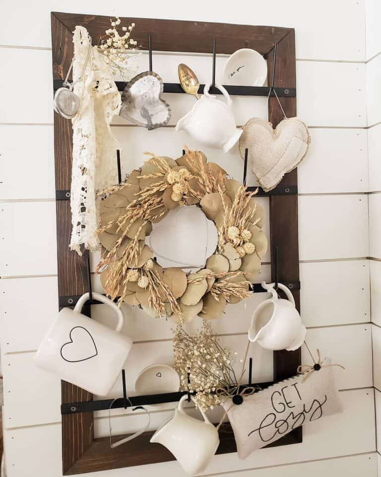 Mug Rack with Beige Wreath