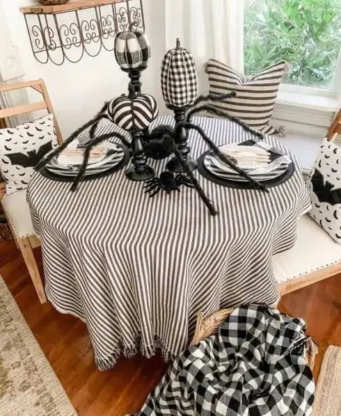 Creepy-Crawly Centerpiece Decor