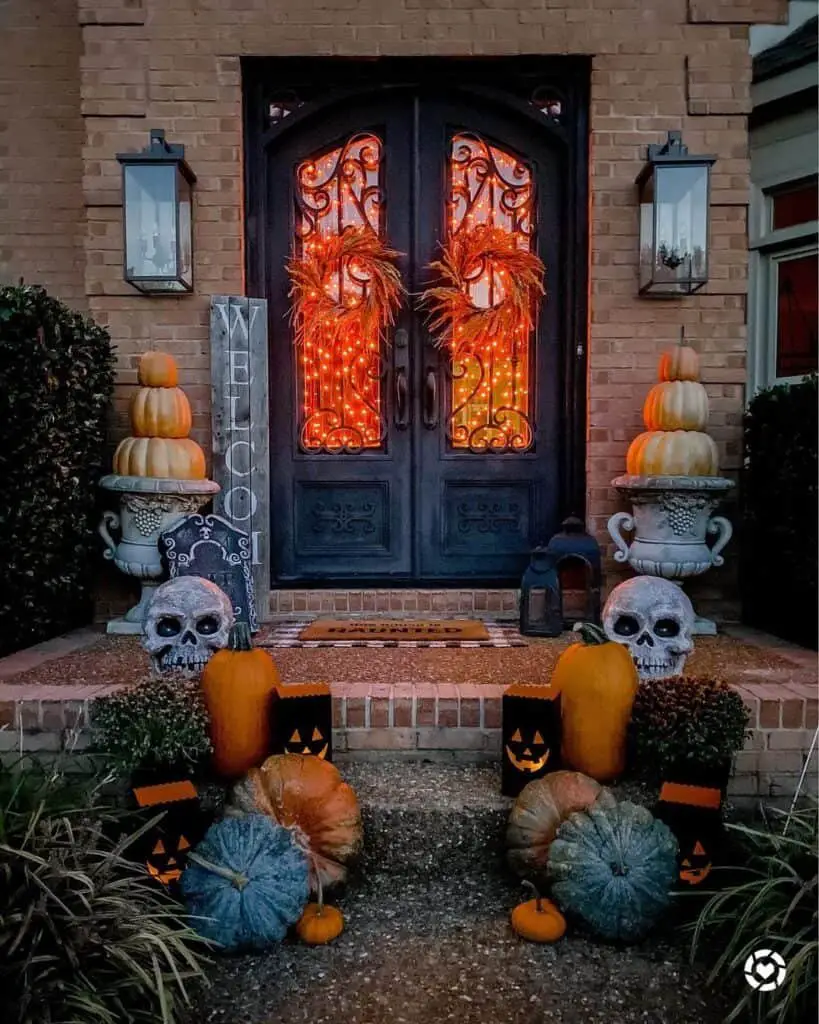 Creepy Skull and Lantern Décor