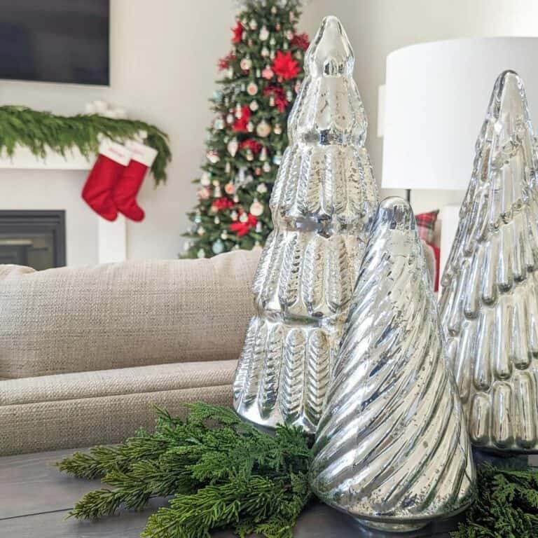 Traditional Red Green Decor