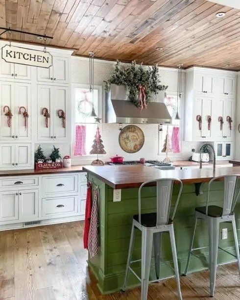 Festive Farmhouse Kitchen